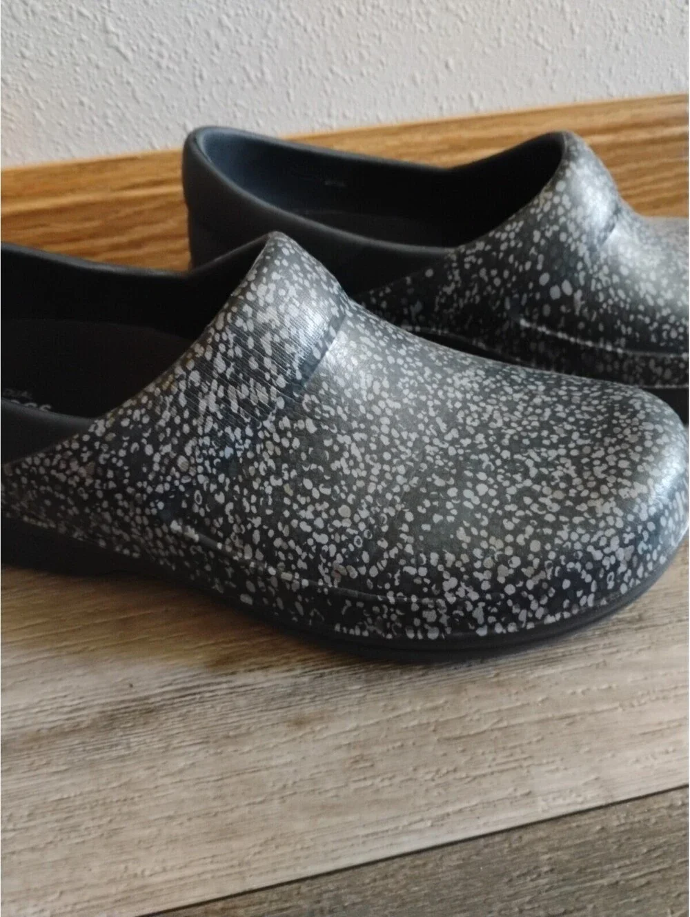 Crocs Clogs Womens (11 W) Neria Pro II Black Speckled Waterproof Comfort Nursing